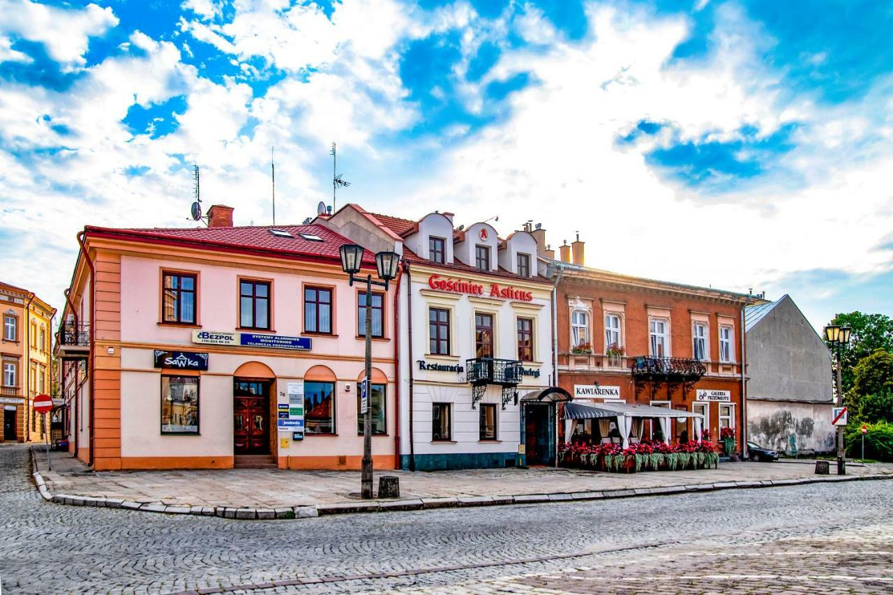 Gosciniec Asticus Bed & Breakfast Jaroslaw Exterior photo